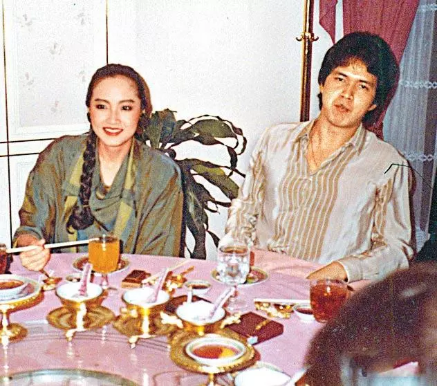 萬梓良60歲前妻恬妞近照,臉色紅潤有光澤,活潑起來像個孩子!