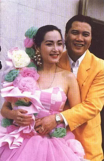 萬梓良60歲前妻恬妞近照,臉色紅潤有光澤,活潑起來像個孩子!