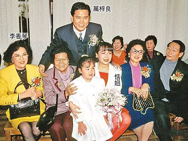萬梓良60歲前妻恬妞近照,臉色紅潤有光澤,活潑起來像個孩子!