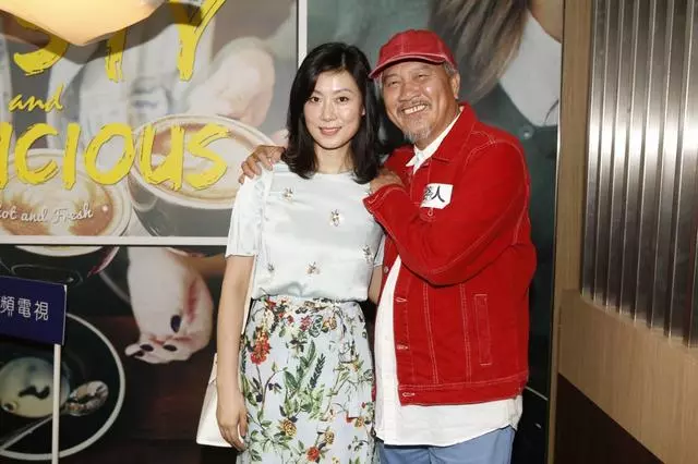 萬梓良60歲前妻恬妞近照,臉色紅潤有光澤,活潑起來像個孩子!