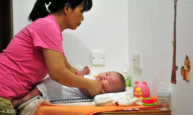 1歲女兒哭鬧,爸爸聞到異味解開孩子衣服後,用掃把轟繼母出門