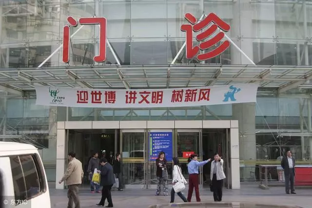 1歲女兒哭鬧,爸爸聞到異味解開孩子衣服後,用掃把轟繼母出門
