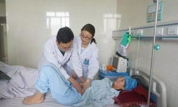 寶媽做手術,不見她丈夫蹤影,6歲兒子拿出照片,護士情緒失控!