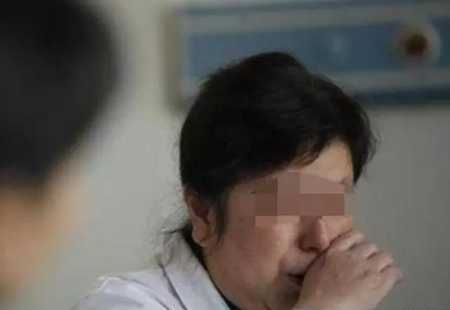 寶媽做手術,不見她丈夫蹤影,6歲兒子拿出照片,護士情緒失控!