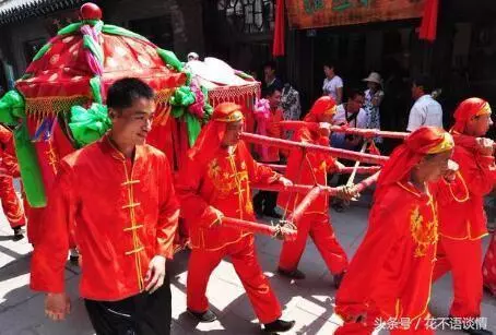父親再婚,兒子賭氣不參加婚禮,看到朋友圈,兒子送去2萬紅包