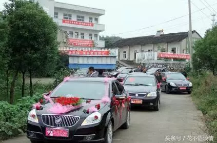 父親再婚,兒子賭氣不參加婚禮,看到朋友圈,兒子送去2萬紅包