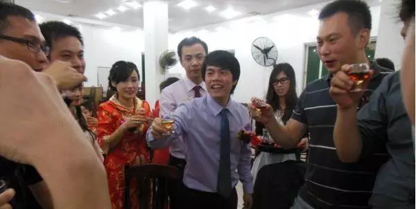 男子辭職回老家結婚,婚禮當天闖進來一群人,男子一見就哭了
