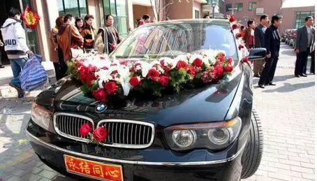 男子辭職回老家結婚,婚禮當天闖進來一群人,男子一見就哭了