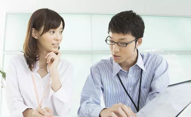 男子辭職回老家結婚,婚禮當天闖進來一群人,男子一見就哭了