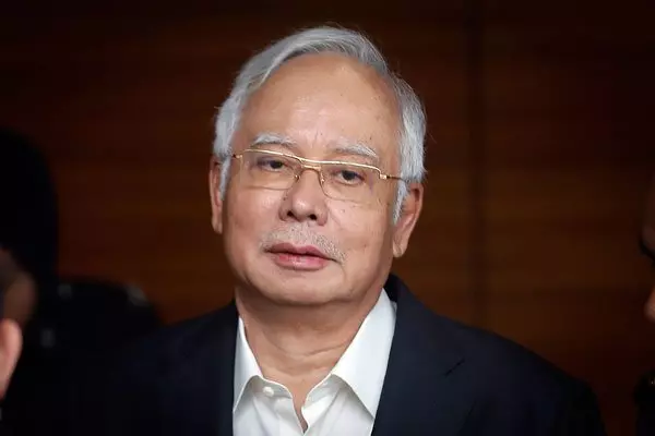 納吉質問希盟政府:我下台了,為何令吉沒起?
