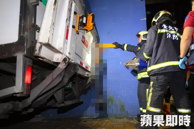 貨車駕駛遭尾門夾住 悚!被夾吊20分鐘身亡 -