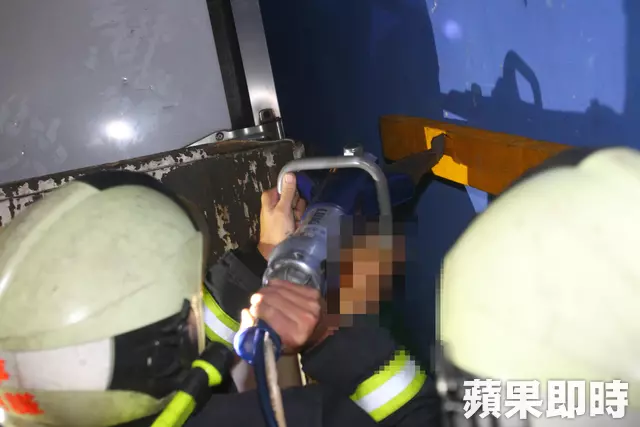 貨車駕駛遭尾門夾住 悚!被夾吊20分鐘身亡 -