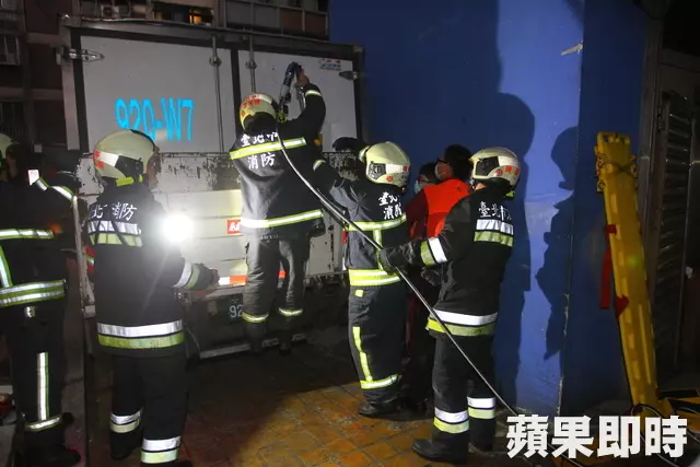 貨車駕駛遭尾門夾住 悚!被夾吊20分鐘身亡 -