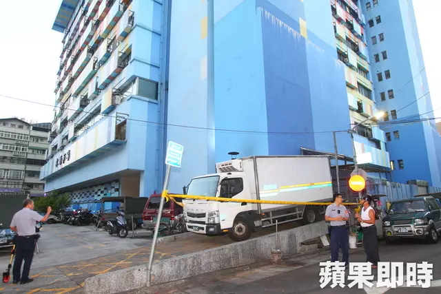 貨車駕駛遭尾門夾住 悚!被夾吊20分鐘身亡 -