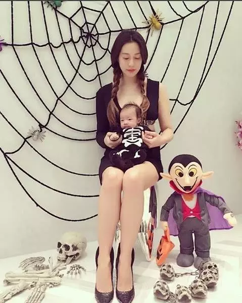 生下4個孩子的徐子淇身材依舊火辣!老公李家誠卻疑發福了~~~