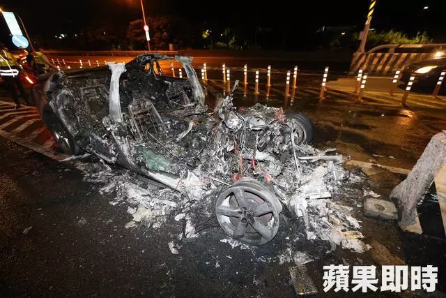 400萬奧迪撞護欄燒成火球 路人搶救駕駛 -
