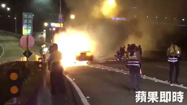 400萬奧迪撞護欄燒成火球 路人搶救駕駛 -