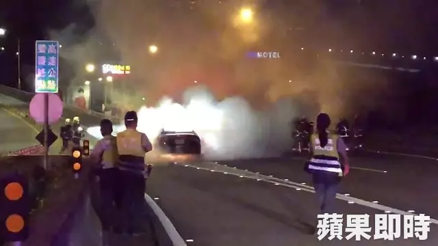 400萬奧迪撞護欄燒成火球 路人搶救駕駛 -