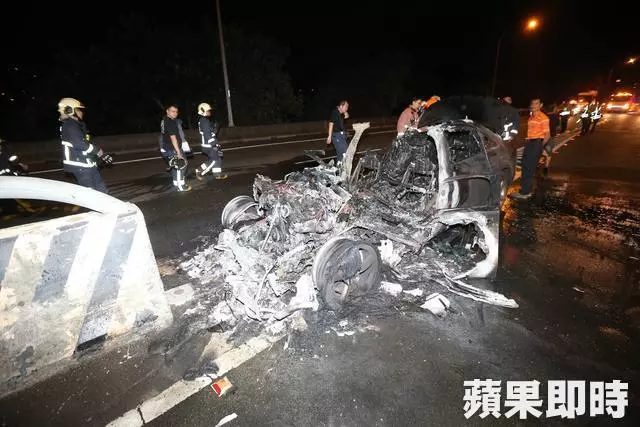 400萬奧迪撞護欄燒成火球 路人搶救駕駛 -