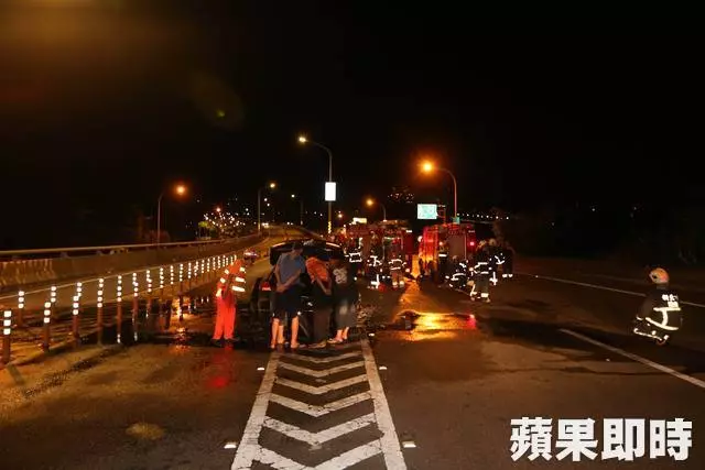 400萬奧迪撞護欄燒成火球 路人搶救駕駛 -