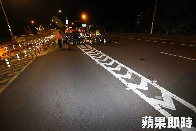 400萬奧迪撞護欄燒成火球 路人搶救駕駛 -