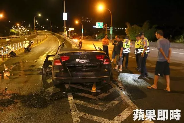 400萬奧迪撞護欄燒成火球 路人搶救駕駛 -