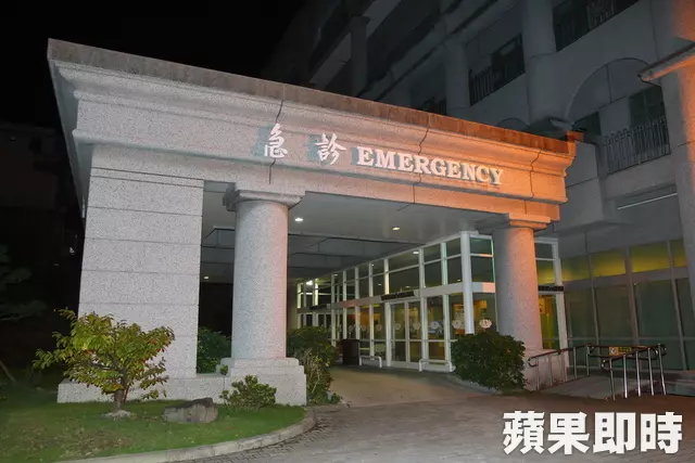 400萬奧迪撞護欄燒成火球 路人搶救駕駛 -