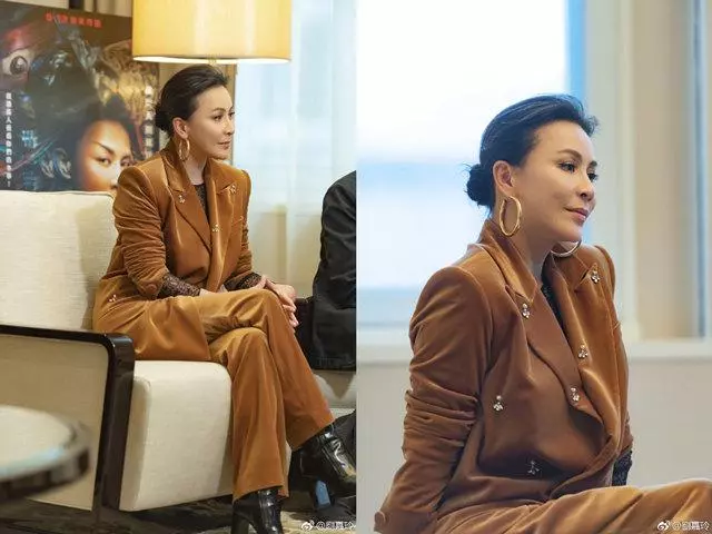 劉嘉玲出席活動沒有化妝師,她自己動手化妝太驚艷!