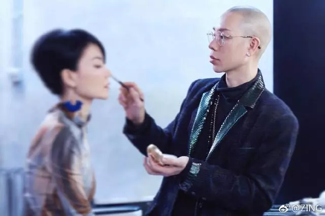 劉嘉玲出席活動沒有化妝師,她自己動手化妝太驚艷!