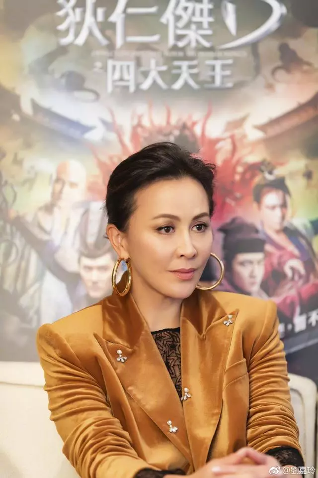 劉嘉玲出席活動沒有化妝師,她自己動手化妝太驚艷!