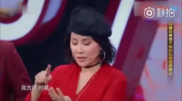 劉嘉玲出席活動沒有化妝師,她自己動手化妝太驚艷!