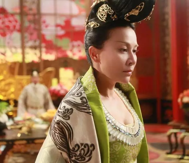 劉嘉玲出席活動沒有化妝師,她自己動手化妝太驚艷!