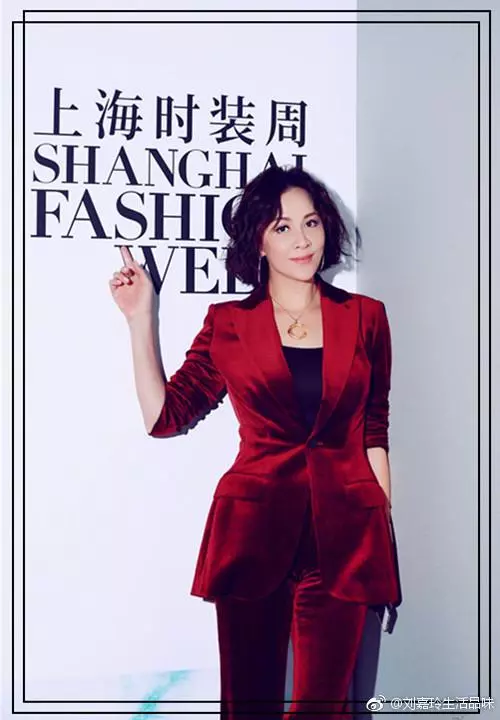劉嘉玲出席活動沒有化妝師,她自己動手化妝太驚艷!