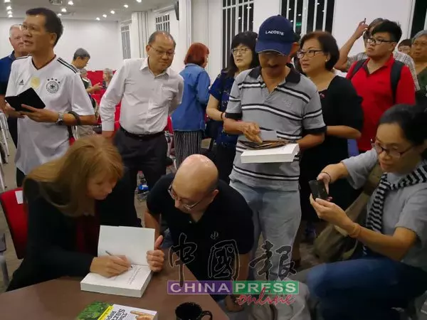 調查一馬弊案 納吉 克萊爾打趣 吃爆米花 -