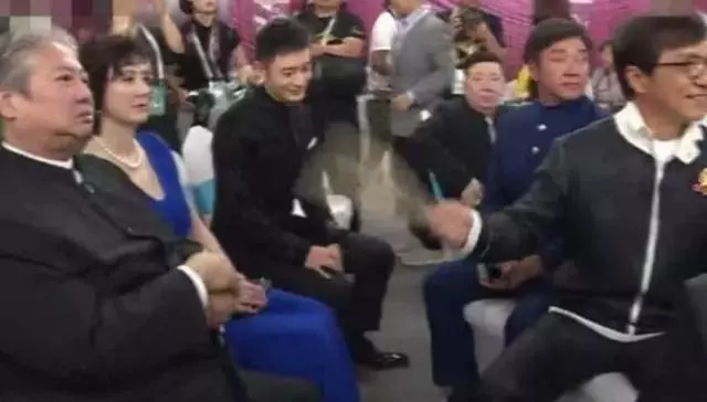洪金寶前妻和現任妻子罕見同框,滿滿的火藥味,前妻臉色好難看!