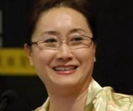 洪金寶前妻和現任妻子罕見同框,滿滿的火藥味,前妻臉色好難看!