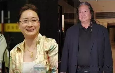 洪金寶前妻和現任妻子罕見同框,滿滿的火藥味,前妻臉色好難看!