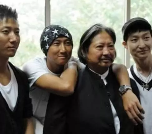 洪金寶前妻和現任妻子罕見同框,滿滿的火藥味,前妻臉色好難看!