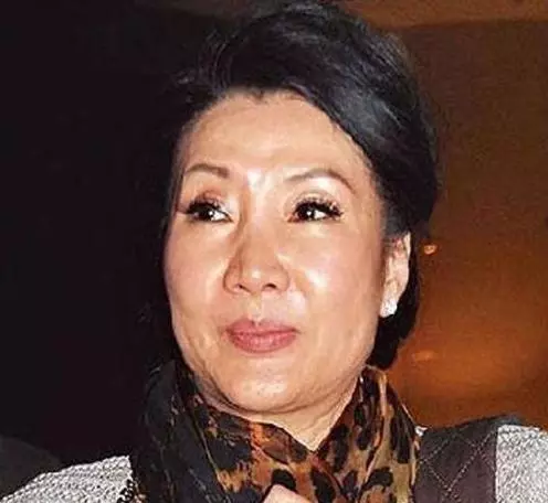 洪金寶前妻和現任妻子罕見同框,滿滿的火藥味,前妻臉色好難看!