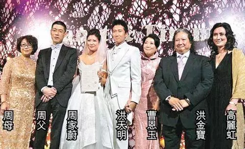 洪金寶前妻和現任妻子罕見同框,滿滿的火藥味,前妻臉色好難看!