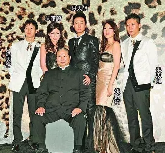 洪金寶前妻和現任妻子罕見同框,滿滿的火藥味,前妻臉色好難看!