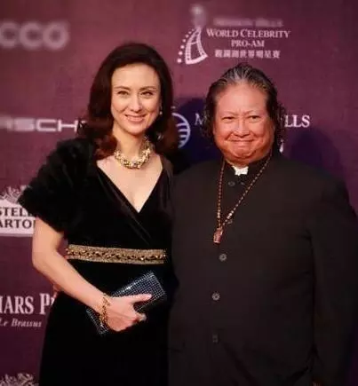 洪金寶前妻和現任妻子罕見同框,滿滿的火藥味,前妻臉色好難看!