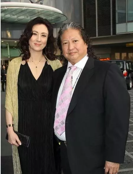 洪金寶前妻和現任妻子罕見同框,滿滿的火藥味,前妻臉色好難看!