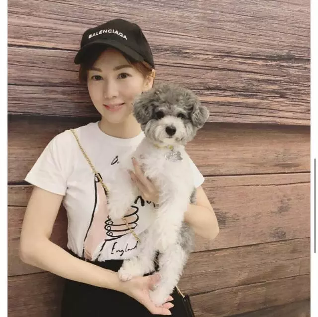 曾經的TVB綠葉去年嫁給紅極一時的歌手,如今自稱是「變態媽媽」!