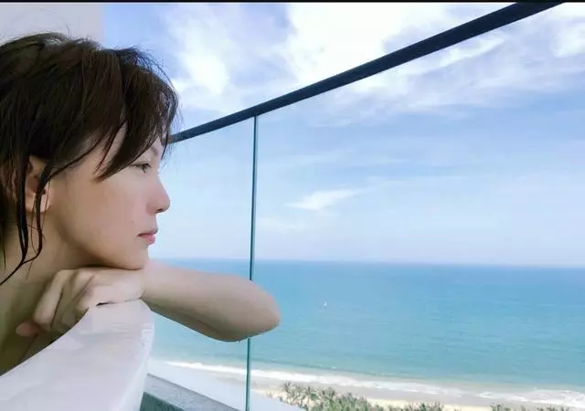 曾經的TVB綠葉去年嫁給紅極一時的歌手,如今自稱是「變態媽媽」!