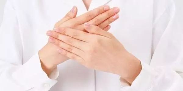 早搓手、午曬背、晚泡腳,早中晚養生各不同