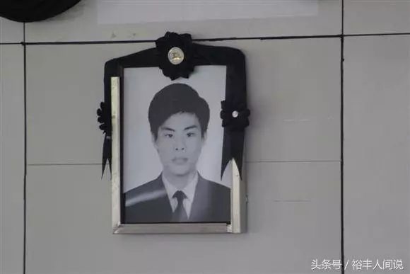 19歲大學生為救落水同學犧牲,全體師生淚別,一年後才獲見義勇為