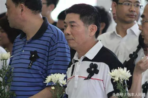 19歲大學生為救落水同學犧牲,全體師生淚別,一年後才獲見義勇為