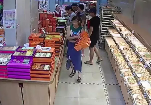 如入無人之境!大膽女搜括名店禮盒 放好又來偷第二輪