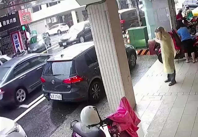 如入無人之境!大膽女搜括名店禮盒 放好又來偷第二輪